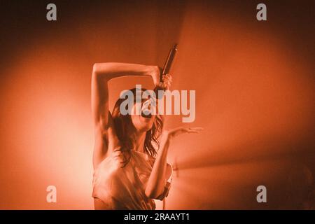 Roskilde, Dänemark. 01., Juli 2023. Die amerikanische Sängerin Caroline Polachek tritt während des dänischen Musikfestivals Roskilde Festival 2023 in Roskilde ein Live-Konzert auf. (Foto: Gonzales Photo - Lasse Lagoni). Stockfoto