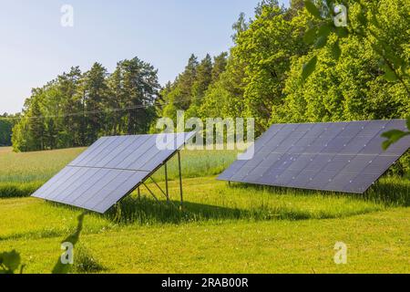 Ansicht der großen, am Boden installierten Solarpaneele. Schweden. Stockfoto