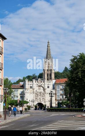 Blick auf den Bogen von Santa Maria und die Kathedrale von Burgos im Hintergrund, Spanien, Europa Stockfoto