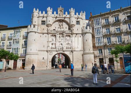 Blick auf den Bogen von Santa Maria und die Kathedrale von Burgos im Hintergrund, Spanien, Europa Stockfoto