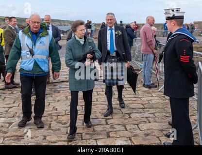 Portsoy, Aberdeenshire, Großbritannien. 1. Juli 2023. Dies ist die Princess Royal, die beim ACE Winches Scottish Traditional Boat Festival ankommt - Portsoy, HRH, dann öffnete offiziell das Festval und schloss eine komplette Tour des gesamten Festivals ab. Sie hatte einen Glenglassaugh Single Malt DRAM in der Hand, schnüffelte daran, ABER nicht trinken. Sie bekam eine Flasche, die sie ihrem Mann schnell übergab. Kredit: JASPERIMAGE/Alamy Live News Stockfoto