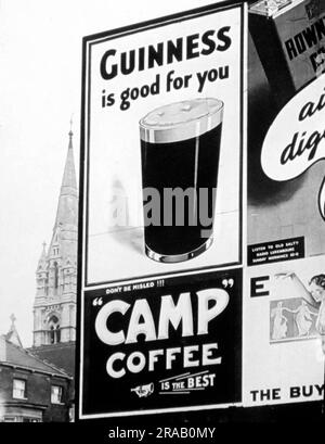 Werbung für Guinness und Camp Coffee, möglicherweise 1930er Stockfoto