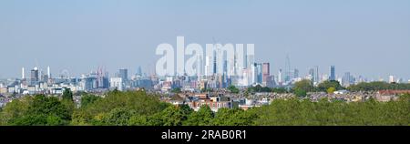 Ein ungewöhnliches Panorama von London, mit Battersea Power Station, London Eye, City of London, St Paul's Cathedral und den Docklands Stockfoto