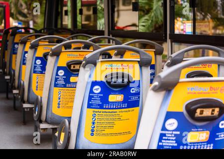 Sitzplätze mit Informationen und Audioausrüstung im Yellow Bus Touristenbus in Funchal, Madeira. Stockfoto