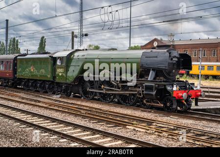 Der weltberühmte fliegende Schotte auf Tour an der Ostküste der Mainline durch Doncaster. Stockfoto