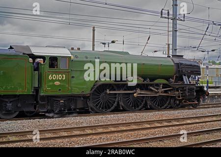 Der weltberühmte fliegende Schotte auf Tour an der Ostküste der Mainline durch Doncaster. Stockfoto