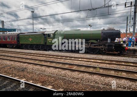 Der weltberühmte fliegende Schotte auf Tour an der Ostküste der Mainline durch Doncaster. Stockfoto