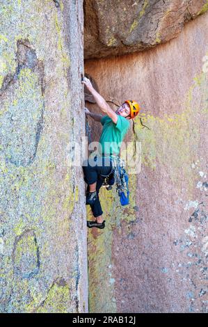 Männlicher Kletterer besteigt eine steile Felswand in den Dragoon Mountains, Cochise Stronghold, Arizona Stockfoto