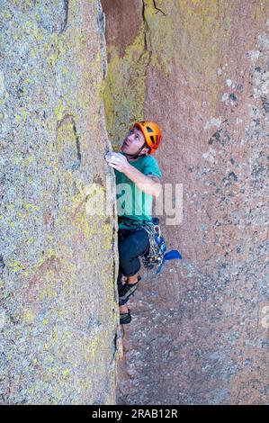 Männlicher Kletterer besteigt eine steile Felswand in den Dragoon Mountains, Cochise Stronghold, Arizona Stockfoto