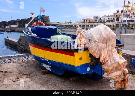 Farbenfrohe Angel- und Ruderboote im Hafen von Camera de Lobos, Madeira Stockfoto