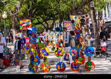 Farbenfrohe Kunstwerke entlang der Hauptstraße in Funchal, Madeira Stockfoto