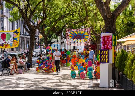 Farbenfrohe Kunstwerke entlang der Hauptstraße in Funchal, Madeira Stockfoto