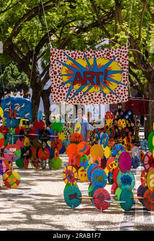 Farbenfrohe Kunstwerke entlang der Hauptstraße in Funchal, Madeira Stockfoto