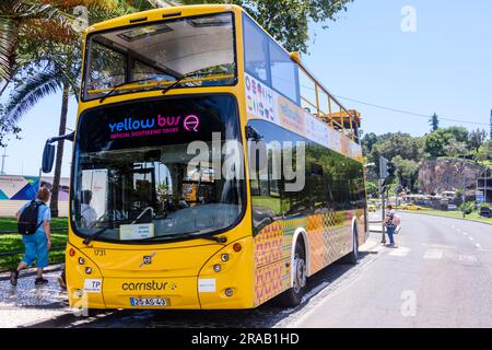 Gelber Bus, offizieller Touristenbus, Funchal, Madeira Stockfoto