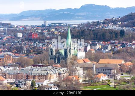 Nidaros Kathedrale (Nidarosdomen) und Stadt vom Utsikten Ekeberg Aussichtspunkt, Trollstien, Trondheim, Trøndelag County, Norwegen Stockfoto