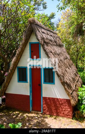 Traditionelles strohgedecktes dreieckiges Cottage, Madeira Stockfoto