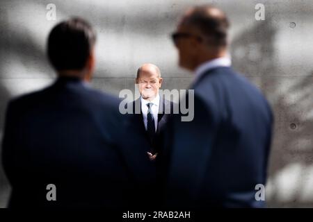 Berlin, Deutschland. 02. Juli 2023. Kanzler Olaf Scholz (SPD) steht vor Beginn des Sommerinterviews zum ARD "Report from Berlin" auf der Terrasse des Marie-Elisabeth-Lüders-Hauses. Kredit: Christoph Soeder/dpa/Alamy Live News Stockfoto