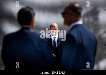 Berlin, Deutschland. 02. Juli 2023. Kanzler Olaf Scholz (SPD) steht vor Beginn des Sommerinterviews zum ARD "Report from Berlin" auf der Terrasse des Marie-Elisabeth-Lüders-Hauses. Kredit: Christoph Soeder/dpa/Alamy Live News Stockfoto