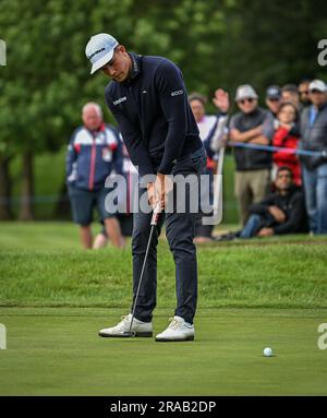 2. Juli 2023; The Belfry, Sutton Coldfield, West Midlands, England: Betfred British Masters Golf, Tag 4; Niklas Norgaard schlägt seinen Putt auf dem Green Credit 18.: Action Plus Sports Images/Alamy Live News Stockfoto