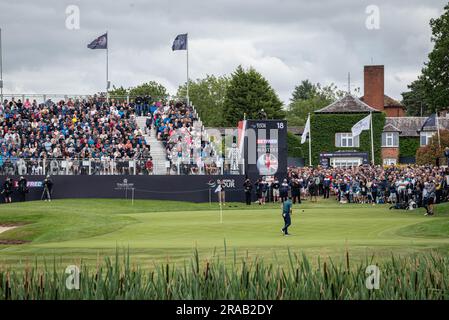 2. Juli 2023; The Belfry, Sutton Coldfield, West Midlands, England: Betfred British Masters Golf, Tag 4; Justin Rose schafft fast einen langen Putt auf dem Green Credit 18.: Action Plus Sports Images/Alamy Live News Stockfoto