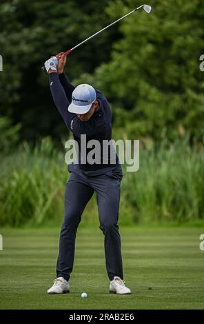 2. Juli 2023; The Belfry, Sutton Coldfield, West Midlands, England: Betfred British Masters Golf, Tag 4; Niklas Norgaard nähert sich auf dem Fairway 18. ins Grüne Credit: Action Plus Sports Images/Alamy Live News Stockfoto