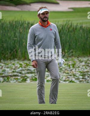 2. Juli 2023; The Belfry, Sutton Coldfield, West Midlands, England: Betfred British Masters Golf, Tag 4; Luiten Joost über den Green Credit 18.: Action Plus Sports Images/Alamy Live News Stockfoto