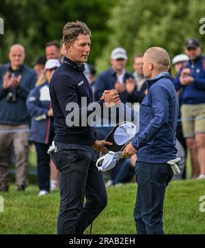 2. Juli 2023; The Belfry, Sutton Coldfield, West Midlands, England: Betfred British Masters Golf, Tag 4; Niklas Norgaard schüttelt mit James Morrison die Hand für den Green Credit 18.: Action Plus Sports Images/Alamy Live News Stockfoto