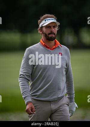 2. Juli 2023; The Belfry, Sutton Coldfield, West Midlands, England: Betfred British Masters Golf, Tag 4; Luiten Joost über den Green Credit 18.: Action Plus Sports Images/Alamy Live News Stockfoto