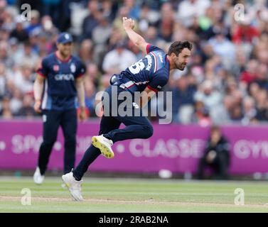 2. Juli 2023; Old Trafford Cricket Ground, Manchester, England: Vitality Blast T20 League Cricket, Lancashire Lightning versus Northamptonshire Steelbacks; Ben Sanderson von Northamptonshire Steelbacks Bowling Stockfoto