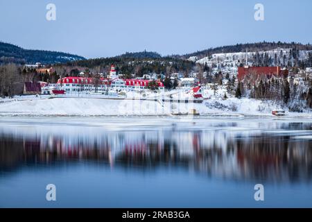 Das Dorf Tadoussac an der Nordküste von Quebec ist berühmt für seine Walbeobachtungsausflüge in der St. Lawrence River und der Saguenay Fjord. Stockfoto