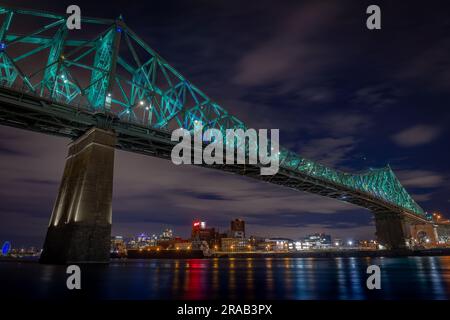 Montreal, die Jacques-Cartier-Brücke war die erste Brücke der Welt, die miteinander verbunden war. Sie präsentiert eine Lichtshow von Moment Factory. Stockfoto