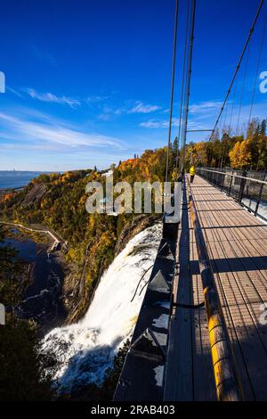 Momorency Falls fließt in die St. Lawrence River in der Nähe der Insel Orléan Stockfoto