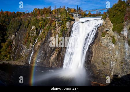 Momorency Falls fließt in die St. Lawrence River in der Nähe der Insel Orléan Stockfoto