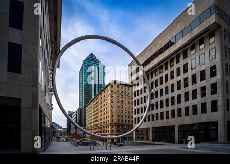 Blick auf den Büroturm, in dem sich das französische Konsulat in Montreal befindet, von der Terrasse des La Place Ville Marie Stockfoto