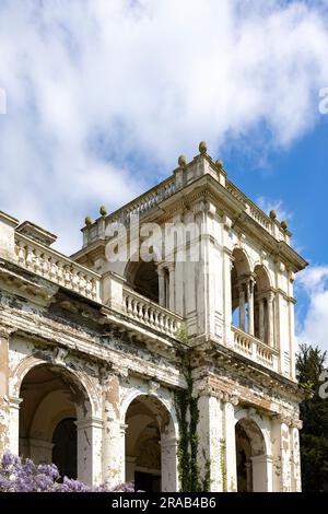 Trentham Gardens, altes, verlassenes, heruntergekommenes Gebäude in Trentham, Stoke on Trent, Stadtuntergang, urbaner Niedergang, rustikales Gebäude Stockfoto