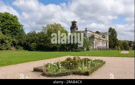 Trentham Gardens, altes, verlassenes, heruntergekommenes Gebäude in Trentham, Stoke on Trent, Stadtuntergang, urbaner Niedergang, rustikales Gebäude Stockfoto