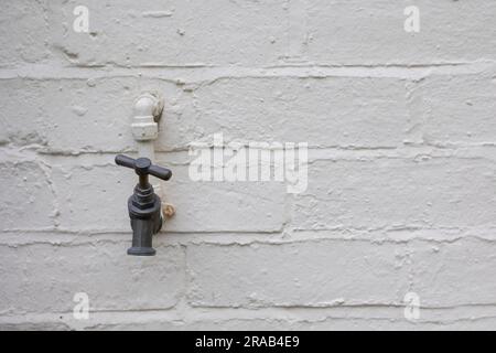 Externer Wasserhahn außerhalb eines Hauses Stockfoto