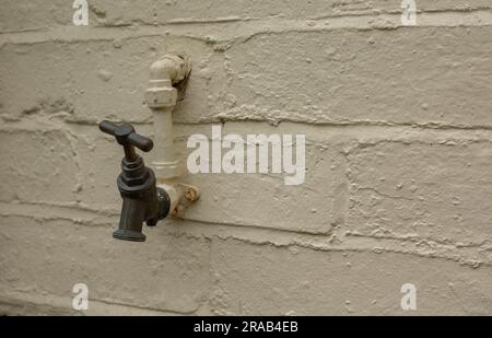 Externer Wasserhahn außerhalb eines Hauses Stockfoto