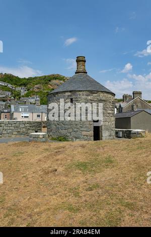 Barmouth, Gwynedd, Wale - 14. juni 2023 erbaut im Jahr 1834 und bekannt als Ty Crwn (das runde Haus). Es enthielt zwei Zellen, hauptsächlich für Betrunkene Stockfoto