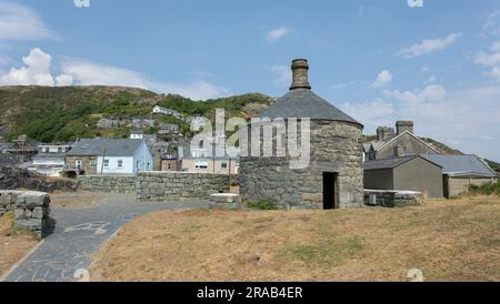 Barmouth, Gwynedd, Wale - 14. juni 2023 erbaut im Jahr 1834 und bekannt als Ty Crwn (das runde Haus). Es enthielt zwei Zellen, hauptsächlich für Betrunkene Stockfoto