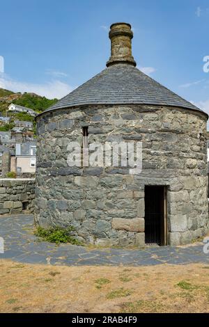 Barmouth, Gwynedd, Wale - 14. juni 2023 erbaut im Jahr 1834 und bekannt als Ty Crwn (das runde Haus). Es enthielt zwei Zellen, hauptsächlich für Betrunkene Stockfoto