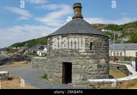 Barmouth, Gwynedd, Wale - 14. juni 2023 erbaut im Jahr 1834 und bekannt als Ty Crwn (das runde Haus). Es enthielt zwei Zellen, hauptsächlich für Betrunkene Stockfoto