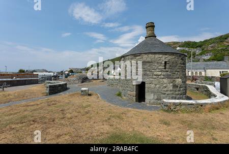 Barmouth, Gwynedd, Wale - 14. juni 2023 erbaut im Jahr 1834 und bekannt als Ty Crwn (das runde Haus). Es enthielt zwei Zellen, hauptsächlich für Betrunkene Stockfoto