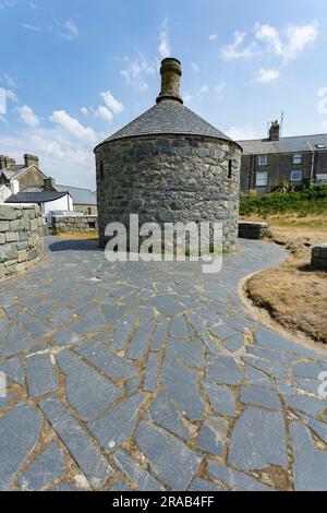 Barmouth, Gwynedd, Wale - 14. juni 2023 erbaut im Jahr 1834 und bekannt als Ty Crwn (das runde Haus). Es enthielt zwei Zellen, hauptsächlich für Betrunkene Stockfoto