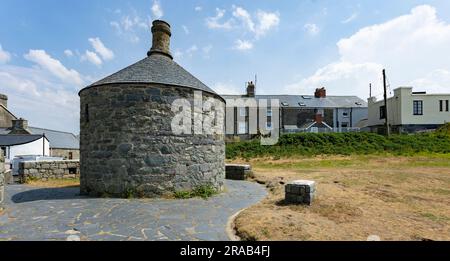 Barmouth, Gwynedd, Wale - 14. juni 2023 erbaut im Jahr 1834 und bekannt als Ty Crwn (das runde Haus). Es enthielt zwei Zellen, hauptsächlich für Betrunkene Stockfoto