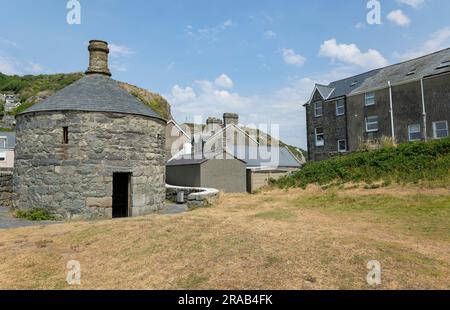 Barmouth, Gwynedd, Wale - 14. juni 2023 erbaut im Jahr 1834 und bekannt als Ty Crwn (das runde Haus). Es enthielt zwei Zellen, hauptsächlich für Betrunkene Stockfoto