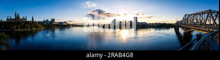 Panoramablick auf den Ottawa River mit dem Parlamentsberg von Ottawa auf der einen Seite und der Stadt Gatineau auf der anderen Stockfoto