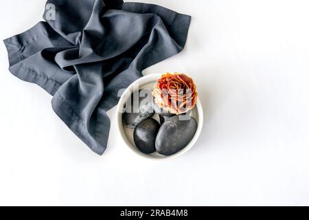 Prosciutto in Form einer Blume auf schwarzen Steinen Stockfoto