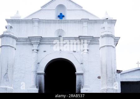 Fassade der weißen Kapelle von Calvary oder Capilla del Calvario gegenüber dem Marktplatz von der Kirche Santo Tomas in Chichicastenango, Guatemala Stockfoto