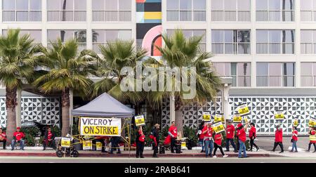 Santa Monica, Kalifornien, USA. 02. Juli 2023. Am ersten Tag eines Streiks, der Dutzende von Hotels in Los Angeles betrifft, plünderten Hotelangestellte vor dem Viceroy Santa Monical. UNITE HERE Local 11 fordert eine Lohnerhöhung von $10 Dollar pro Stunde, um mit den steil steigenden Wohnkosten Schritt zu halten, erschwingliche Familiengesundheitsfürsorge, eine Rente, die es Arbeitnehmern ermöglicht, in würde in den Ruhestand zu gehen, und eine faire und humane Arbeitsbelastung. (Credit Image: © Brian Cahn/ZUMA Press Wire) NUR REDAKTIONELLE VERWENDUNG! Nicht für den kommerziellen GEBRAUCH! Stockfoto